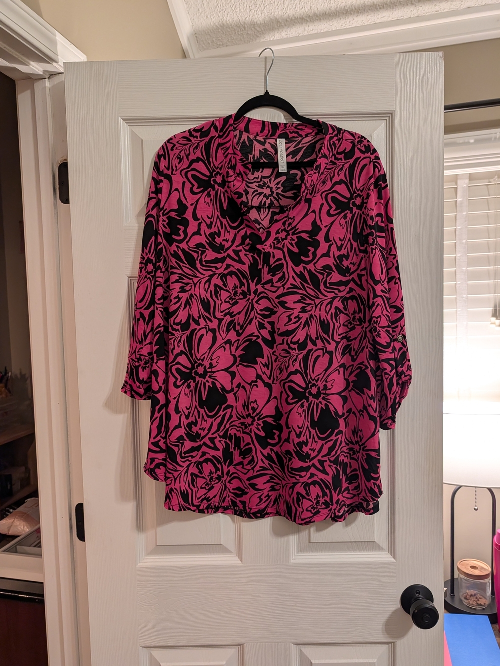 Dear Scarlett Womens Pink and Black Floral V-neck Blouse